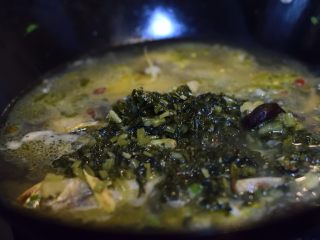 14、寻鲜记——雪菜黄鱼面,加水没过鱼身,下一半雪菜。因为要做面汤,所以水量要多一些。