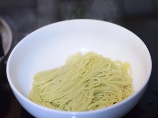 15、寻鲜记——雪菜黄鱼面,煮鱼的同时,另用一口锅煮面。煮好的面捞出放在碗里。