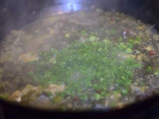 16、寻鲜记——雪菜黄鱼面,面煮好,鱼汤也好了,下葱花。