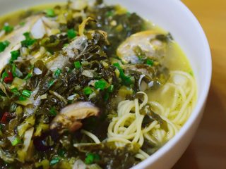 17、寻鲜记——雪菜黄鱼面,鱼和汤盛入面碗。开动吧!