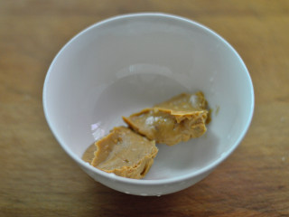 4、鸡丝酱拌面,取2勺花生酱在碗中