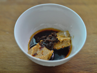 6、鸡丝酱拌面,倒入蒜汁