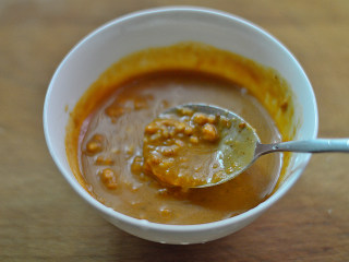 7、鸡丝酱拌面,加少许白糖，搅拌成浓稠的酱汁