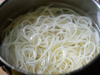 8、鸡丝酱拌面,面条放入锅中煮熟后浸泡在凉开水中