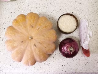 1、南瓜腊肠焖饭,准备好所有食材