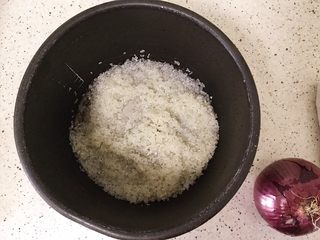 2、南瓜腊肠焖饭,大米洗净放锅中备用