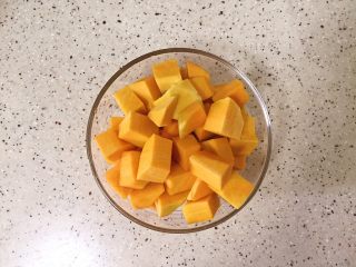 3、南瓜腊肠焖饭,难过削皮切块