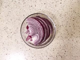 4、南瓜腊肠焖饭,洋葱切丝