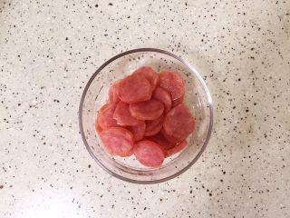 5、南瓜腊肠焖饭,腊肠切片