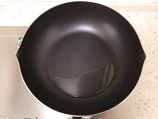 6、南瓜腊肠焖饭,不粘锅开火预热，油热后倒入适量油