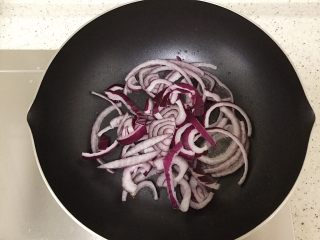 7、南瓜腊肠焖饭,油到八成热后放入洋葱丝煸炒