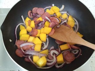 8、南瓜腊肠焖饭,炒出香味后先放入腊肠再放入南瓜