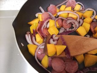 9、南瓜腊肠焖饭,煸炒到南瓜变色微微熟即可关火