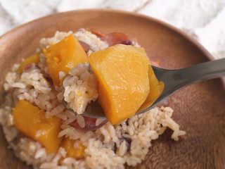 13、南瓜腊肠焖饭,超级美味的南瓜腊肠焖饭完成！