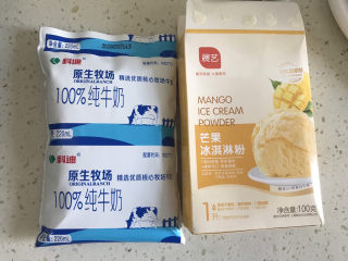 1、芒果冰淇淋,准备好牛奶和冰淇淋粉