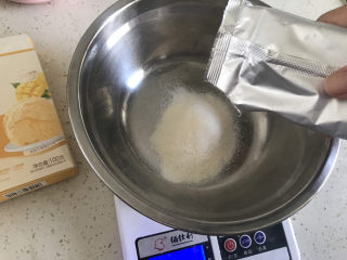 2、芒果冰淇淋,称好冰淇淋粉60克