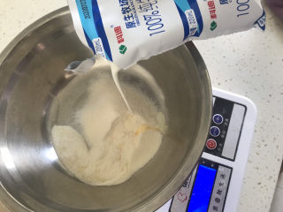 3、芒果冰淇淋,再称牛奶150克