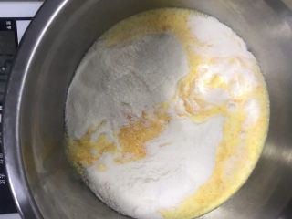 4、芒果冰淇淋,都称在一个盆里