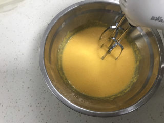 5、芒果冰淇淋,先搅拌均匀至无干粉颗粒