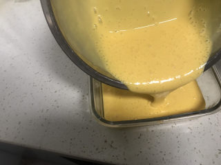 8、芒果冰淇淋,倒入容器内