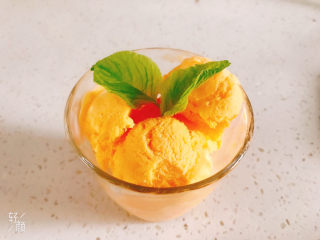 12、芒果冰淇淋,用勺子挖出来可以开吃了，做一次不够俩孩子吃的