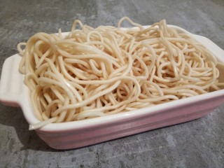 1、什锦家常炒面,面条600克(我买的是现成的面,可以直接炒,如果买的是手擀面,可以下锅煮熟,捞出控水,拌上熟油或者葱油,晾干表面水分,这样炒好的面条,根根分明)这点面条,正好是我们一家三口的量