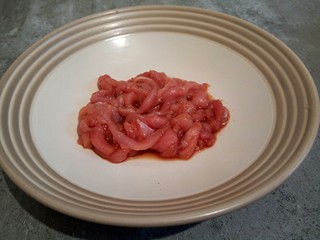 8、什锦家常炒面,加生抽半勺,料酒半勺,十三香少许拌均匀,最后加一点芝麻油锁住水分,炒好的肉丝不老