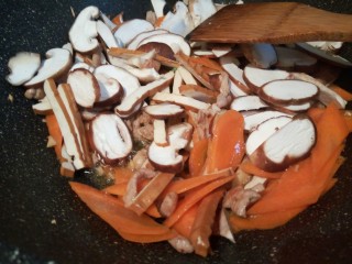 11、什锦家常炒面,再放入豆干 香菇 翻炒,