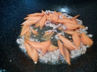 10、什锦家常炒面,加胡萝卜翻炒一下,