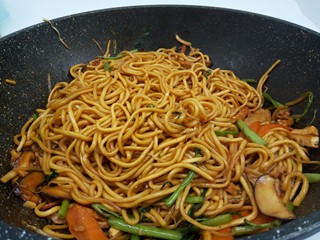 15、什锦家常炒面,加生抽,鸡精调味,