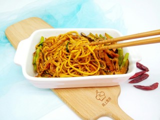 16、什锦家常炒面,炒好的面条根根分明,喜欢辣椒粉的,吃的时候可以撒一点(这个辣椒粉是专门拌面,沾料的)