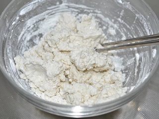 3、老街煎堆,用筷子搅拌成团