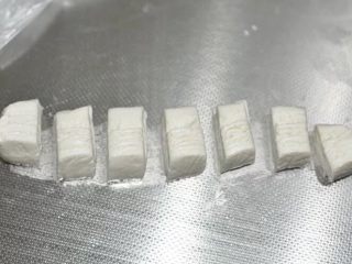 6、老街煎堆,将糯米团切成大小均匀的份量，大约每个15g左右