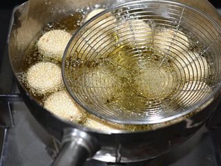 11、老街煎堆,待麻球炸至浮起时用勺将其轻轻按下，安瘪继续炸