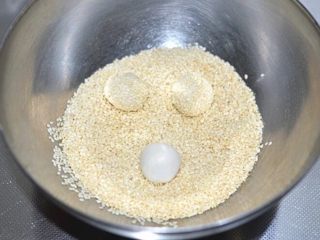 9、老街煎堆,放入白芝麻中粘上一层白芝麻