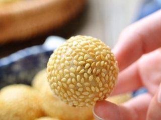 14、老街煎堆,有木有很好吃的样子，趁热吃外脆里嫩软最好次