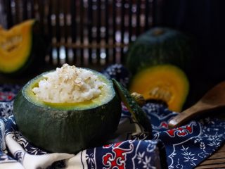 12、燕麦南瓜饭,米饭放入南瓜碗里，上面再撒点燕麦就行了