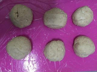 3、燕麦芝士贝果～,将发酵完的面团切成六分，揉成圆球，蒙上湿布继续发酵15min～