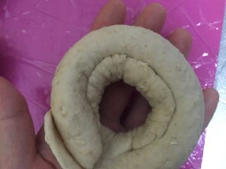 8、燕麦芝士贝果～,把头尾链接好，这样一个萌萌的初期圆胖子就成型啦～