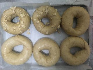 13、燕麦芝士贝果～,把燕麦提前和脱脂奶混合，让燕麦充分吸水～涂在圆胖子表面，这样烤出来的燕麦不至于太干～