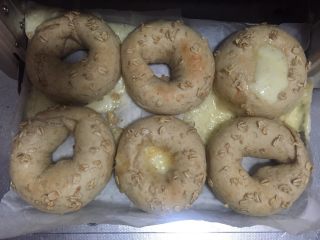 16、燕麦芝士贝果～,呀，圆胖子出锅啦～芝士没封好，加上放的太多，流出来了～扑鼻而来的芝士味超级香～