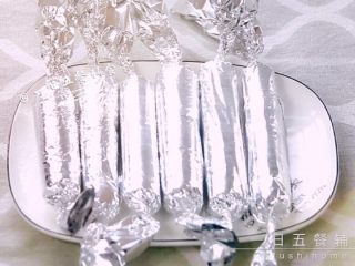 9、鸡肉玉米芝士肠 宝宝营养辅食,芝士+蛋清,全部挤完拧好,冷水上锅蒸15分钟!