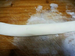 5、红糖香酥饼,将面皮从一端卷起来。