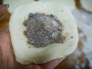 8、红糖香酥饼,加入红糖馅，不用加太多。