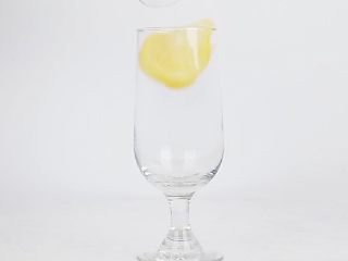 2、爱上这个夏天，微醺让你温暖而美丽！,取冷饮杯，加入新鲜柠檬片