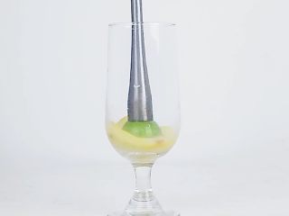 3、爱上这个夏天，微醺让你温暖而美丽！,用调酒压棒捣碎