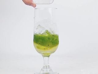 6、爱上这个夏天，微醺让你温暖而美丽！,倒入适量冰块