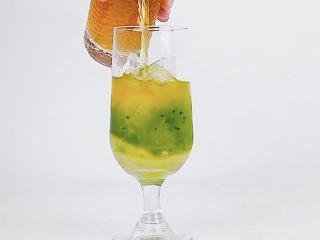 7、爱上这个夏天，微醺让你温暖而美丽！,沿冰块倒入茉莉绿茶茶汤