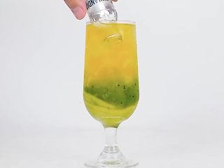 8、爱上这个夏天，微醺让你温暖而美丽！,将白伏特加酒开瓶，斜放入杯中