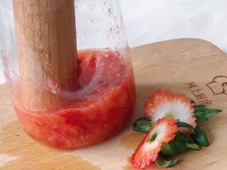 2、草莓气泡饮,用擀面杖（或者搅棒）压成泥状